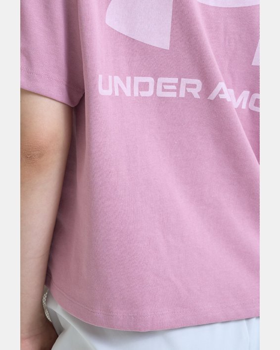 เสื้อแขนสั้นมีน้ำหนักทรงโอเวอร์ไซส์ UA Logo LC สำหรับผู้หญิง in Pink image number 2